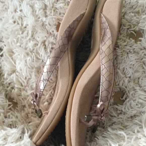 Vionic Gold Sandals , New never worn Size 6 - Picture 2 of 6